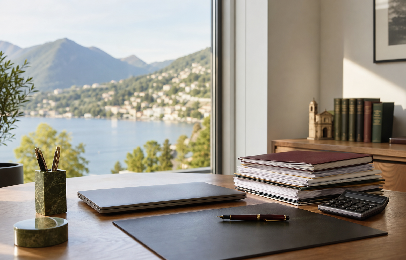 Studio professionale luminoso con documenti fiscali e vista sul lago